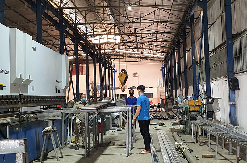 Người dân Đồng Hới thi đua lao động sản xuất.