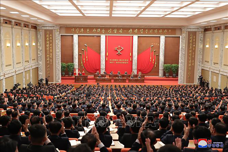 Toàn cảnh phiên họp toàn thể mở rộng lần thứ 8 của Ban chấp hành Trung ương Đảng Lao động Triều Tiên tại Bình Nhưỡng. Ảnh: YONHAP/TTXVN