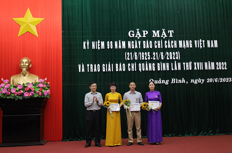 3 hội viên Hội Nhà báo Quảng Bình đã vinh dự được nhận Kỷ niệm chương “Vì sự nghiệp báo chí” do Hội Nhà báo Việt Nam trao tặng. 