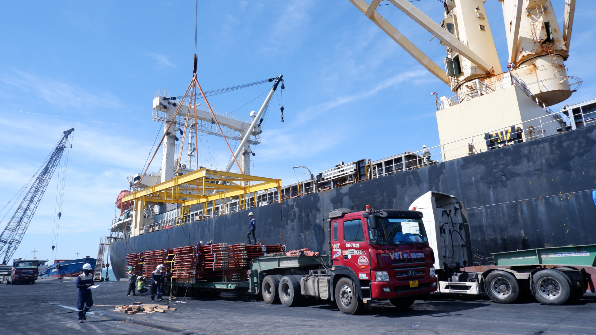 Chuyến tàu chở lô hàng thiết bị đầu tiên của Nhà máy Nhiệt điện Quảng Trạch 1 đã cập cảng PTSC Quảng Bình