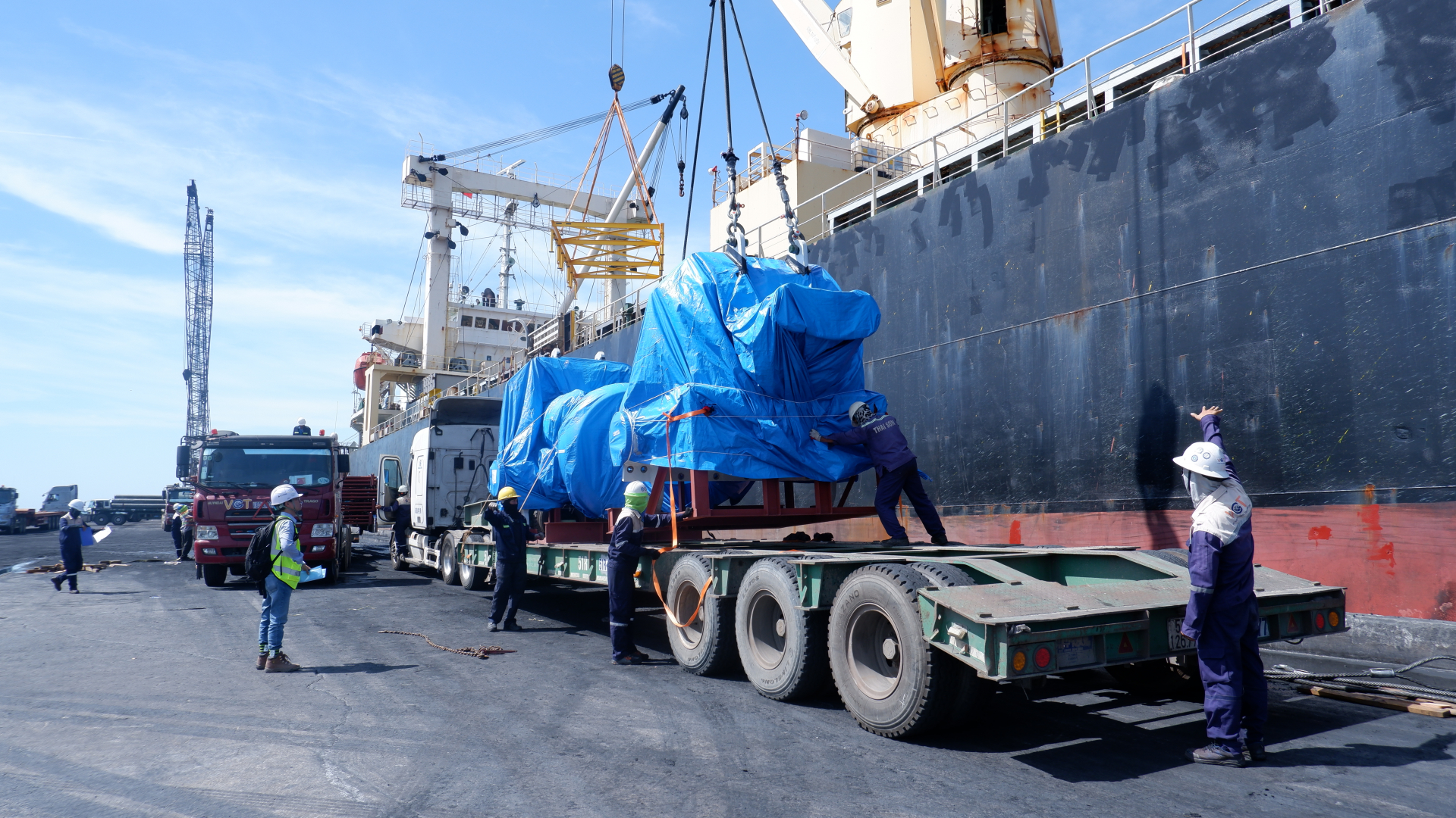 Công tác bốc dỡ hàng đang được tiến hành.