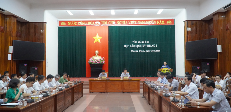 Toàn cảnh buổi họp báo.