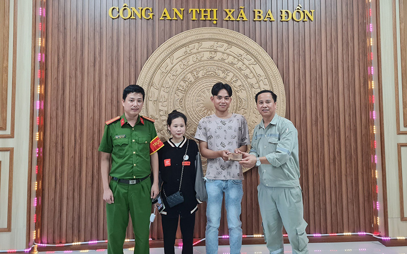 Anh Nguyễn Bình An vui mừng nhận lại tài sản sau khi đánh rơi.
