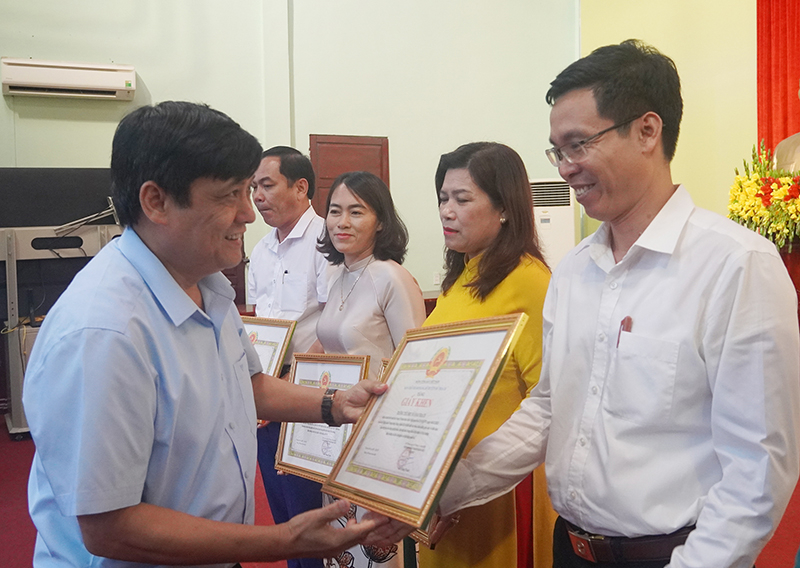 Đại diện lãnh đạo huyện Bố Trạch tặng giấy khen cho các tập thể có thành tích xuất sắc trong thực hiện Nghị quyết số 29.
