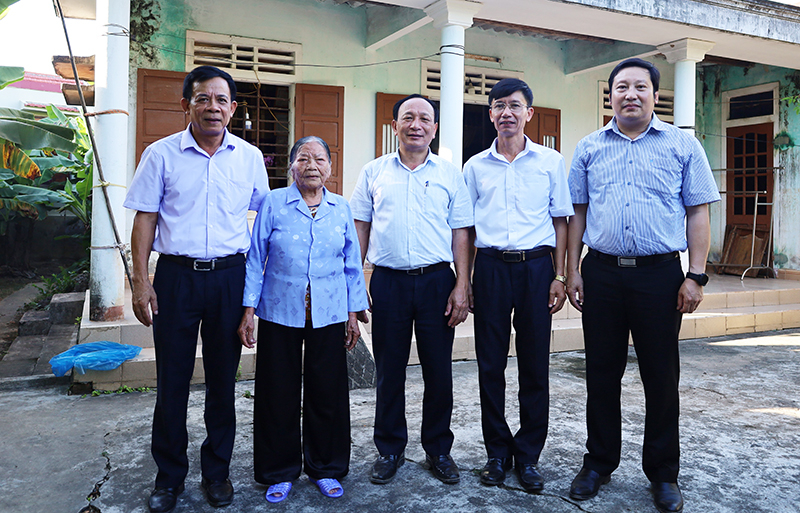 Đồng chí Phó Bí thư Thường trực Tỉnh ủy Trần Hải Châu và các thành viên đoàn công tác chụp ảnh lưu niệm với bà Lê Thị Xuân Thu.
