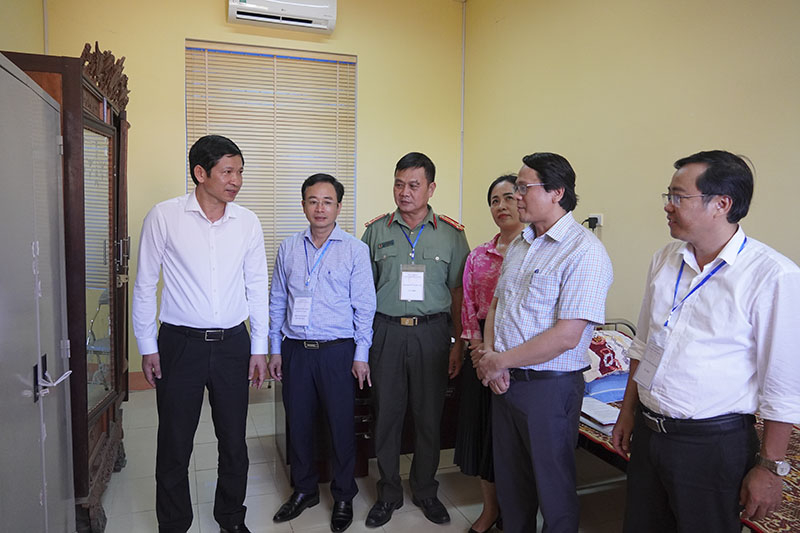Đồng chí Phó Chủ tịch UBND tỉnh Hồ An Phong kiểm tra tại điểm thi Trường THPTHoàng Hóa Thám.