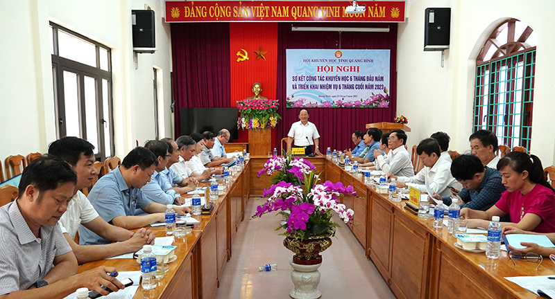 Đồng chí Chủ tịch Hội Khuyến học tỉnh Trần Xuân Vinh phát biểu định hướng thảo luận.