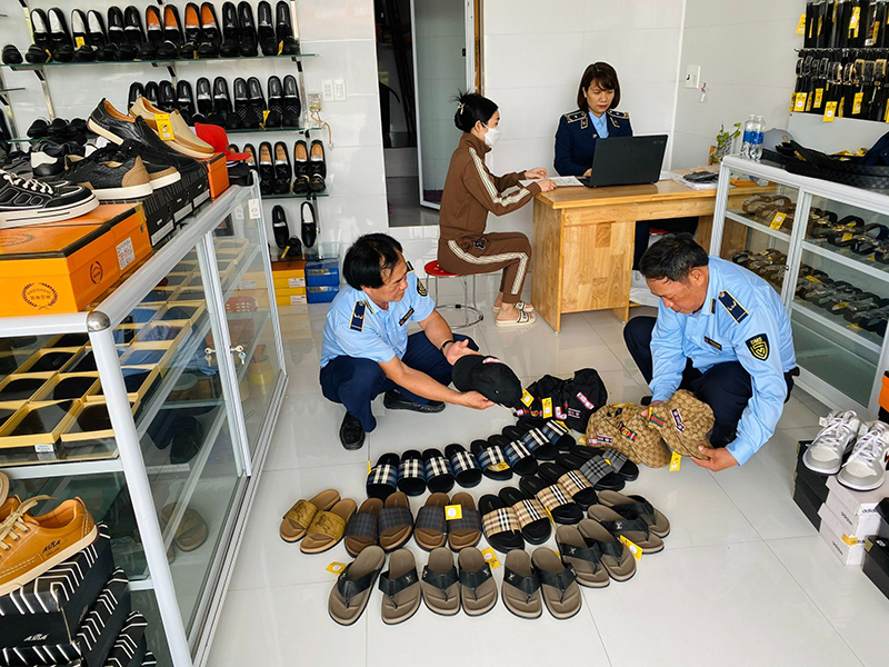 Lực lượng QLTT kiểm tra và xử lý một cửa hàng vi phạm về giả mạo nhãn hiệu.