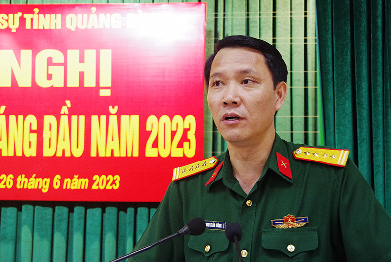 Đại tá Đinh Xuân Hướng, Chính ủy, Chủ tịch Hội đồng Thi đua khen thưởng Bộ CHQS tỉnh phát động thi đua.