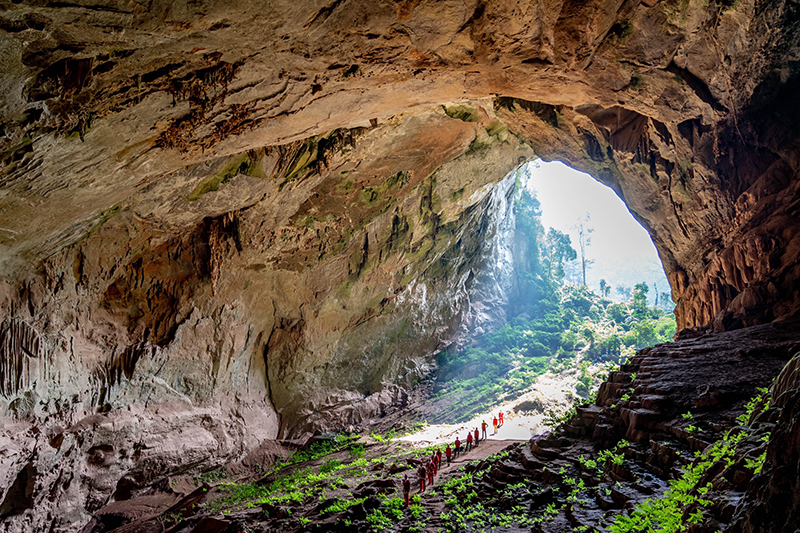 Các tour khám phá hang động luôn thu hút khách du lịch đến với VQG PN-KB.(Nguồn: Tư liệu Phong Nha-Kẻ Bàng)