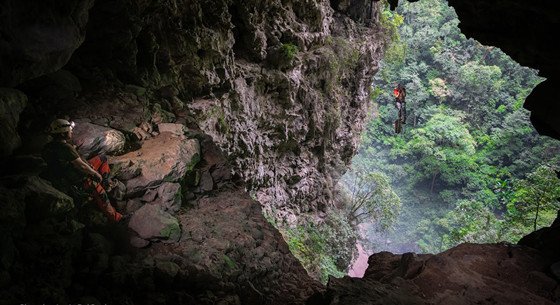 Các tour khám phá hang động luôn thu hút khách du lịch đến với VQG PN-KB.(Nguồn: Tư liệu Phong Nha-Kẻ Bàng)