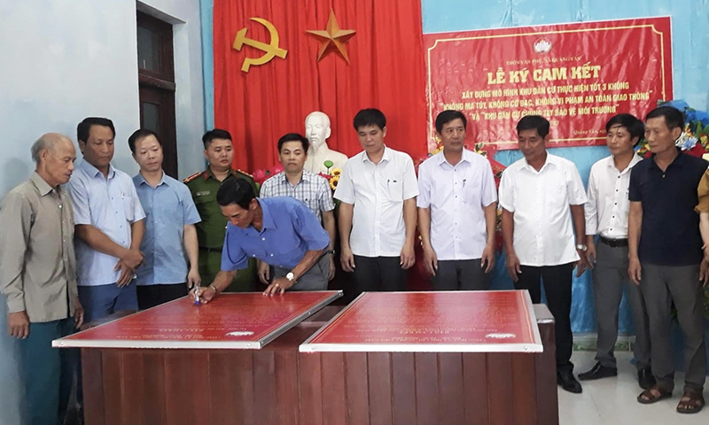 Các tổ chức, đoàn thể tại KDC thôn Văn Phú ký cam kết thực hiện mô hình điểm KDC vùng giáo thực hiện tốt 3 không và “KDC chung tay bảo vệ môi trường”.