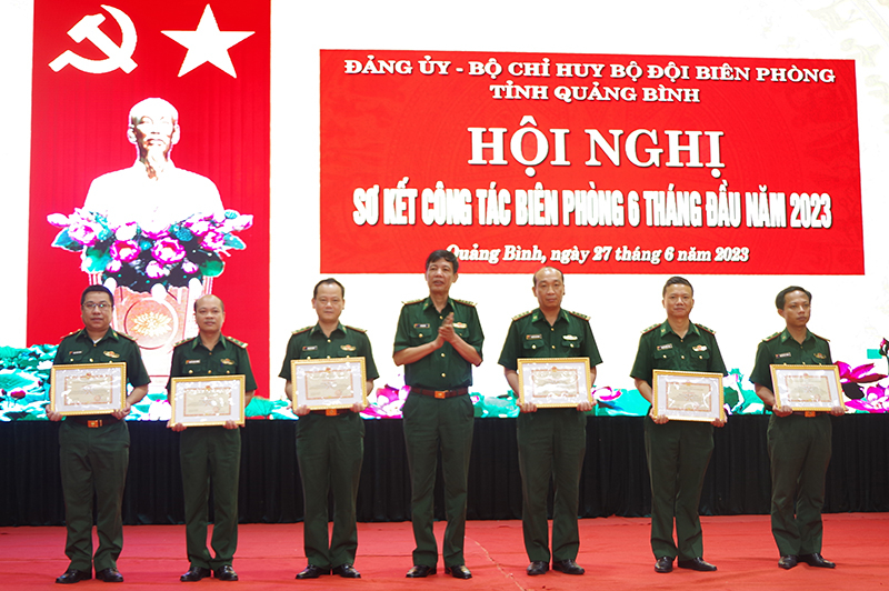 Nhiều tập thể, cá nhân được lãnh đạo Bộ Chỉ huy BĐBP tỉnh trao tặng bằng khen, giấy khen của các cấp về thành tích đạt được trong thực hiện nhiệm vụ công tác biên phòng.