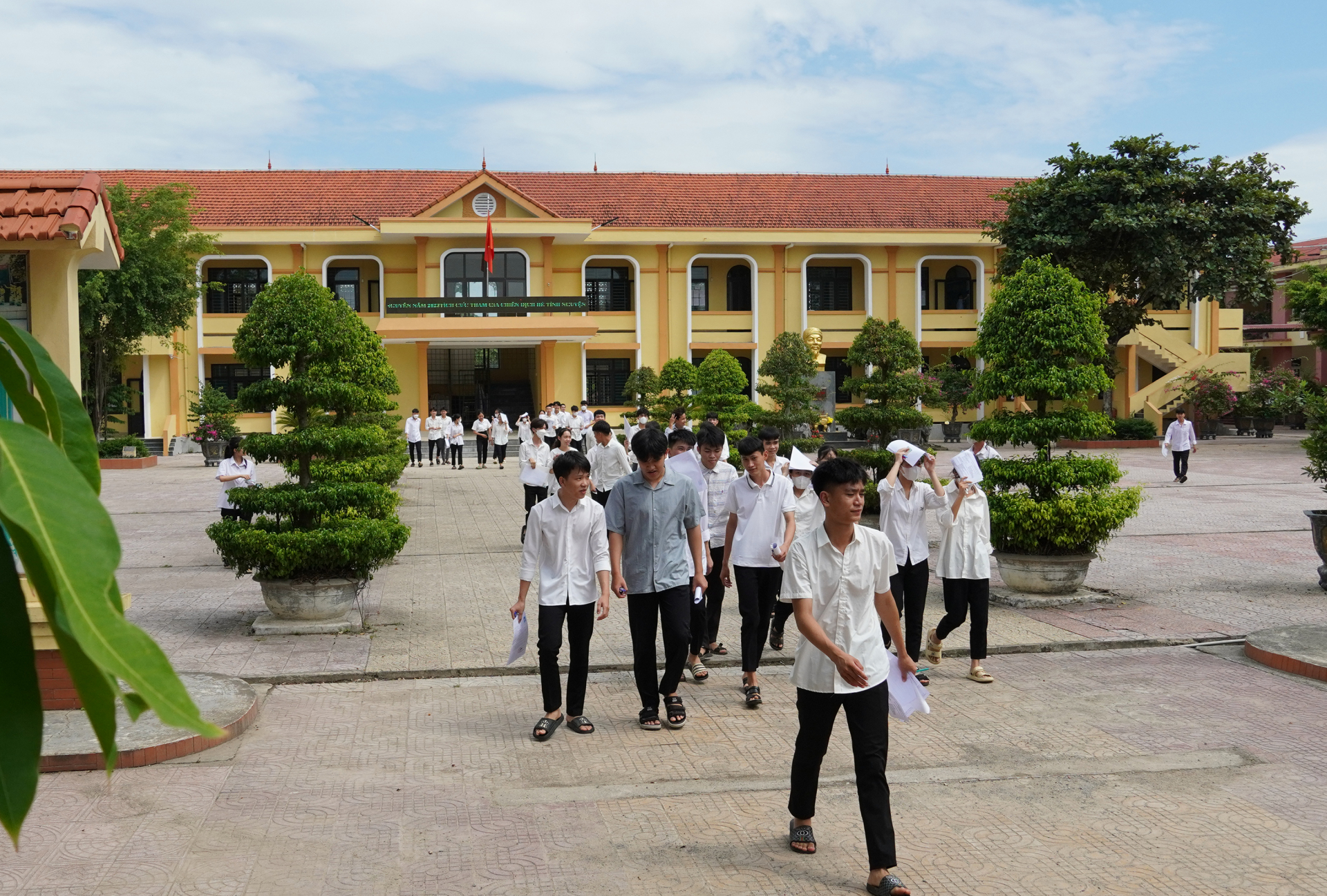 Thí sinh tham gia kỳ thi tốt nghiệp THPT năm 2023 tại điểm Trường THPT Hoàng Hoa Thám.