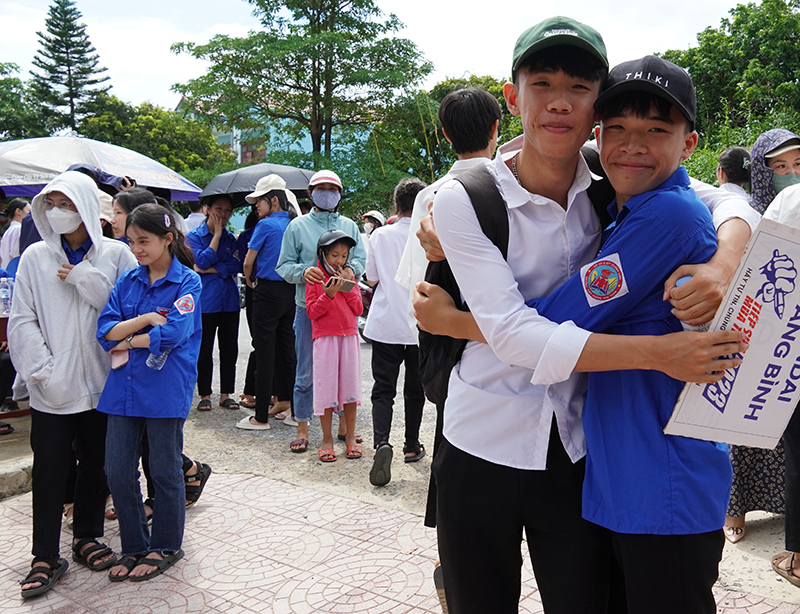 Chia sẻ niềm vui với bạn sau buổi thi môn Ngữ Văn tại Trường THPT Hoàng Hoa Thám.