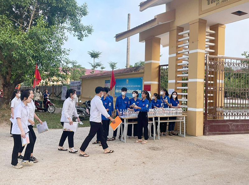 Lực lượng đoàn viên, thanh niên huyện Bố Trạch tiếp sức mùa thi.