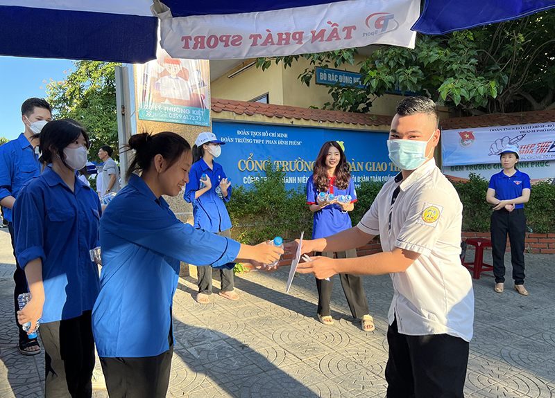 Các thí sinh đến dự thi môn đầu tiên tại điểm thi Trường THPT Phan Đình Phùng.