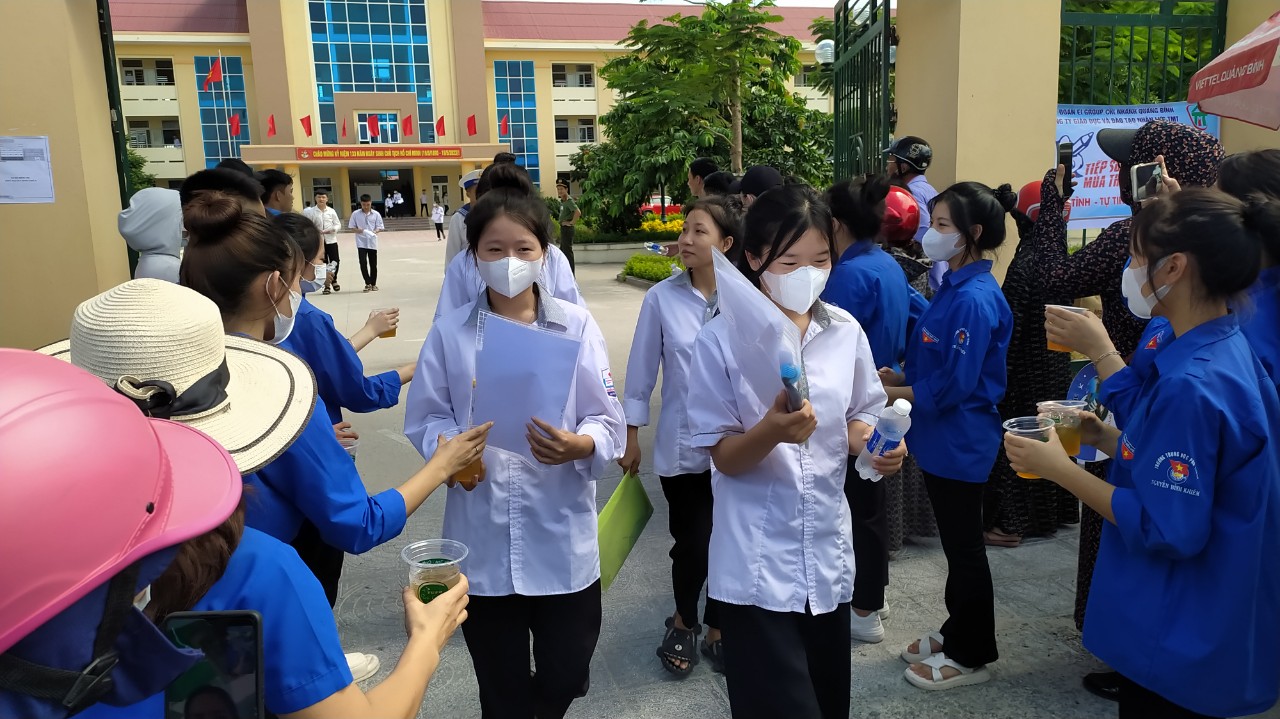 Lực lượng thanh niên tình nguyện tiếp sức mùa thi.