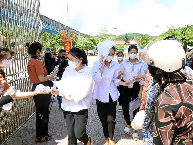 Các thí sinh huyện Minh Hóa hoàn tất môn thi đầu tiên.