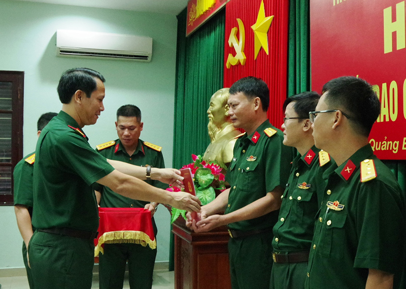 Đại tá Đinh Xuân Hướng, Chính ủy Bộ CHQS tỉnh trao quyết định thăng quân hàm cho các cán bộ.