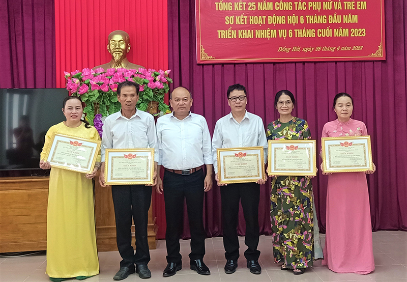 Đại diện Hội Người mù tỉnh trao giấy khen cho các tập thể có thành tích xuất sắc trong công tác phụ nữ và trẻ em giai đoạn 2003-2023.