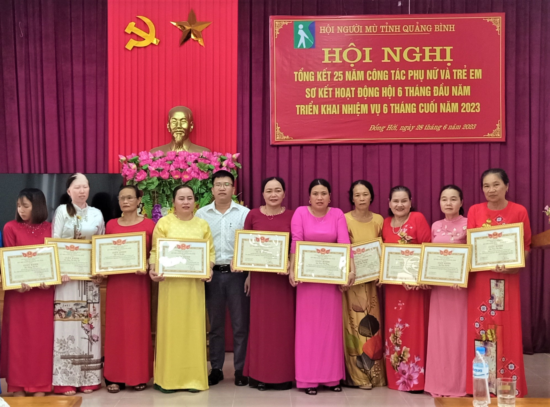 Hội Người Mù tỉnh trao giấy khen cho các cá nhân đã có thành tích xuất sắc trong công tác phụ nữ trẻ em giai đoạn 2003-2023