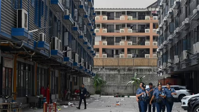  Cảnh sát lục soát các tòa nhà tại Manila, ngày 27/6/2023. (Ảnh: Jam Sta Rosa)