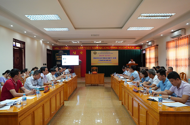 Các đại biểu tham dự cuộc họp báo