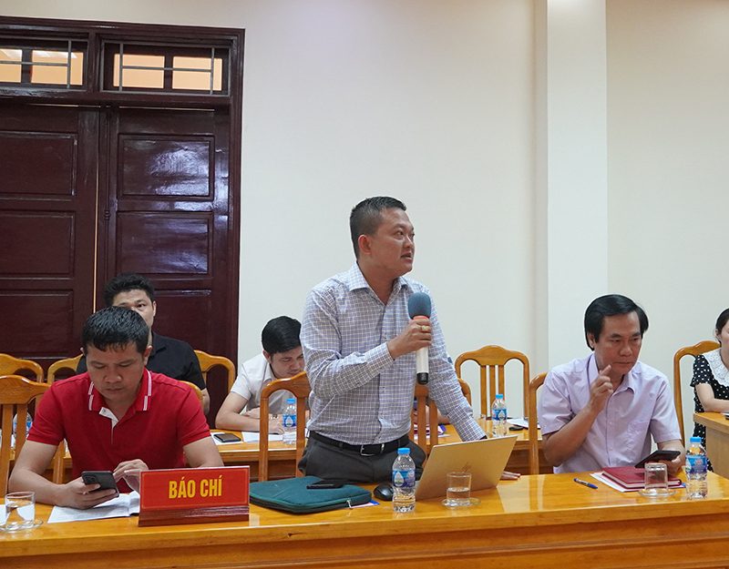 Dại diện phóng viên Báo Thanh Niên trao đổi tại cuộc họp