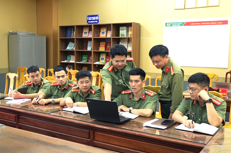 Chỉ huy đơn vị cùng với cán bộ, chiến sĩ trao đổi về phương thức, thủ đoạn của các đối tượng phạm tội trên không gian mạng.
