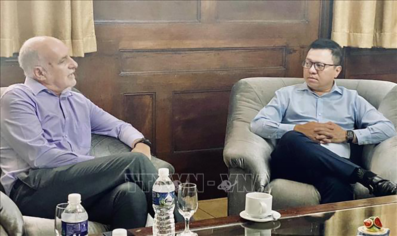 Đồng chí Lê Quốc Minh làm việc với Chủ tịch Hội Nhà báo Cuba Ricardo Ronquillo Bell. 