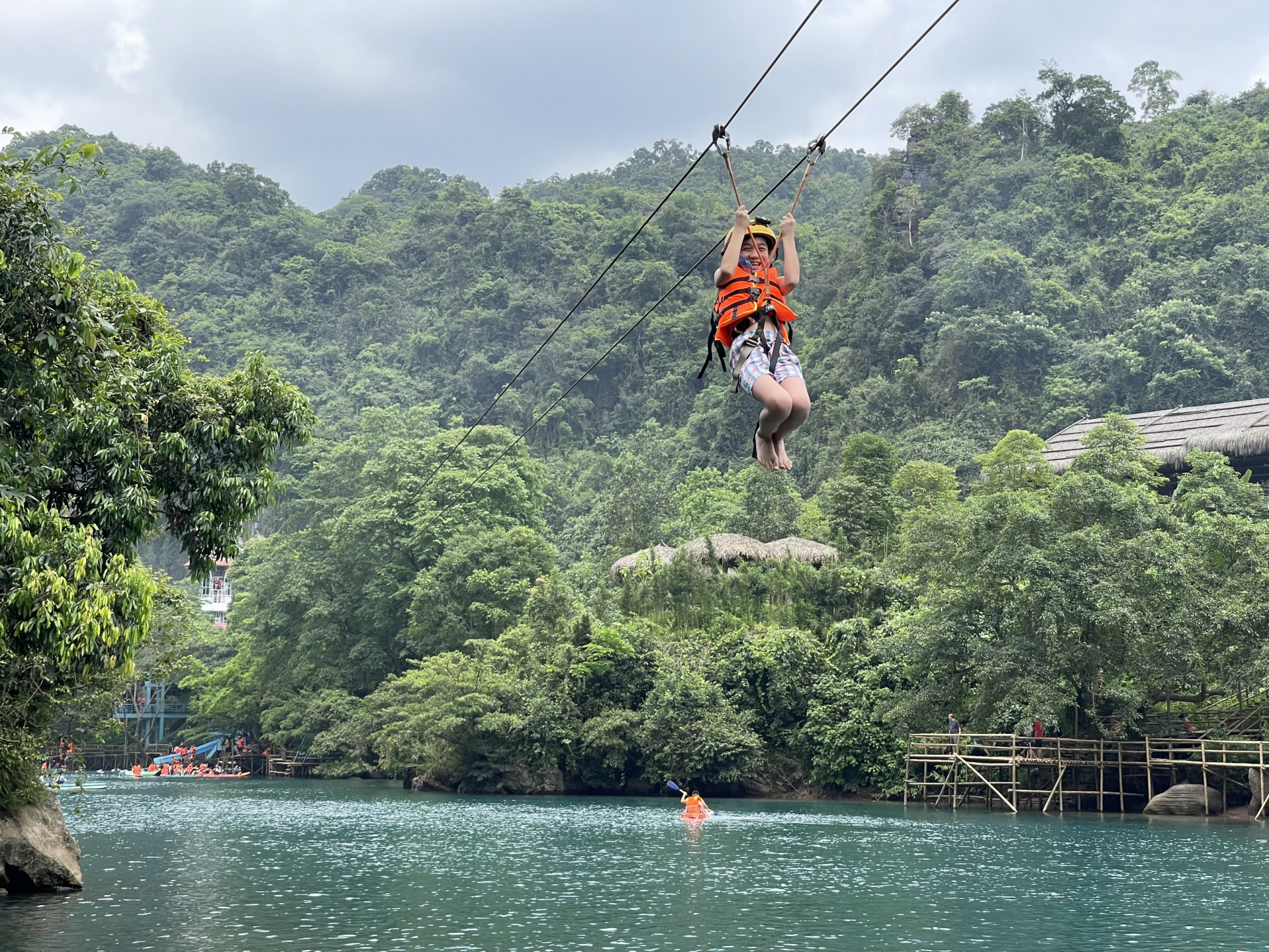 Du khách trải nghiệm zipline tại điểm du lịch sinh thái sông Chày-hang Tối. Ảnh: Trung tâm Du lịch PN-KB.