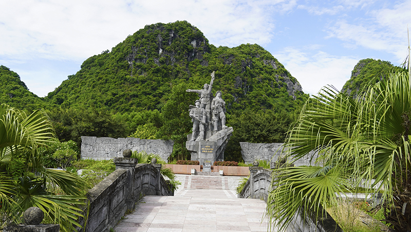 Tượng đài thanh niên xung phong chống Mỹ cứu nước ở thị trấn Phong Nha (Bố Trạch).