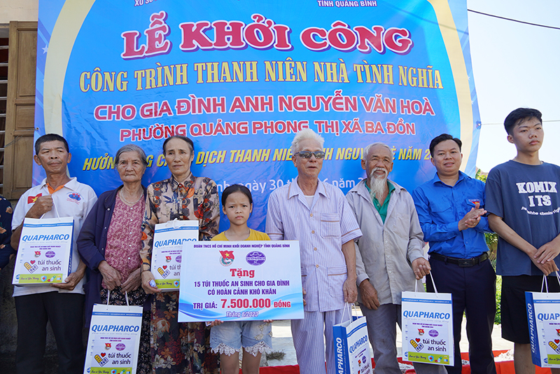 Đại diện Đoàn Khối DN tỉnh tặng túi thuốc an sinh cho các gia đình có hoàn cảnh khó khăn trên địa bàn phường Quảng Phong (TX. Ba Đồn). 