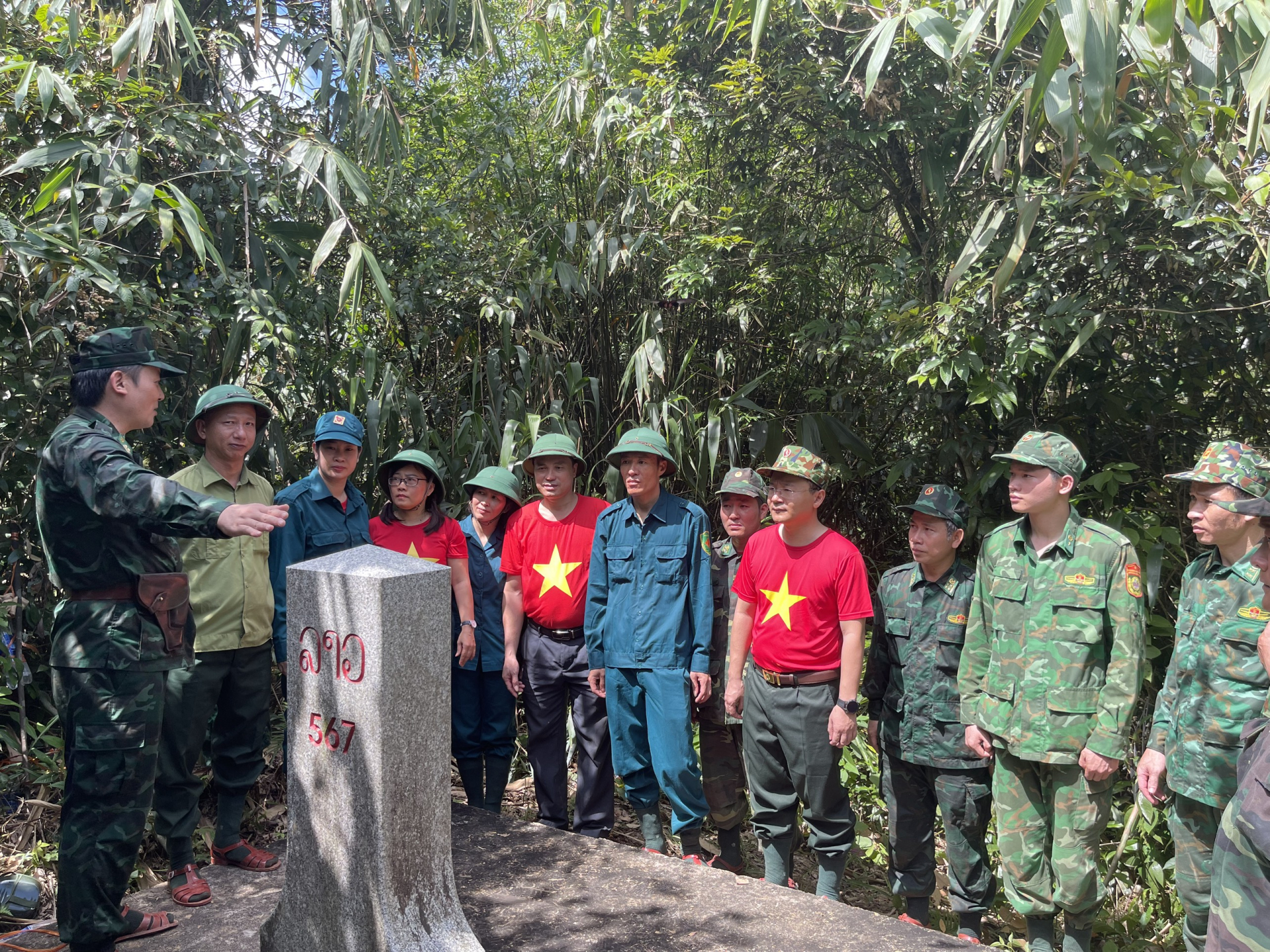 Đoàn đến kiểm tra, nghe chỉ huy Đồn Biên phòng Làng Ho giới thiệu về mốc quốc giới số 567