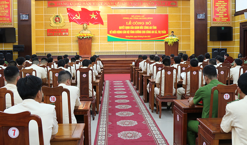 Quang cảnh lễ công bố quyết định điều động cán bộ tăng cường cho công an xã, thị trấn năm 2023.