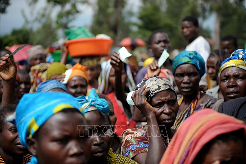 Người dân chờ nhận lương thực cứu trợ tại Kivu, CHDC Congo. Ảnh: AFP/TTXVN