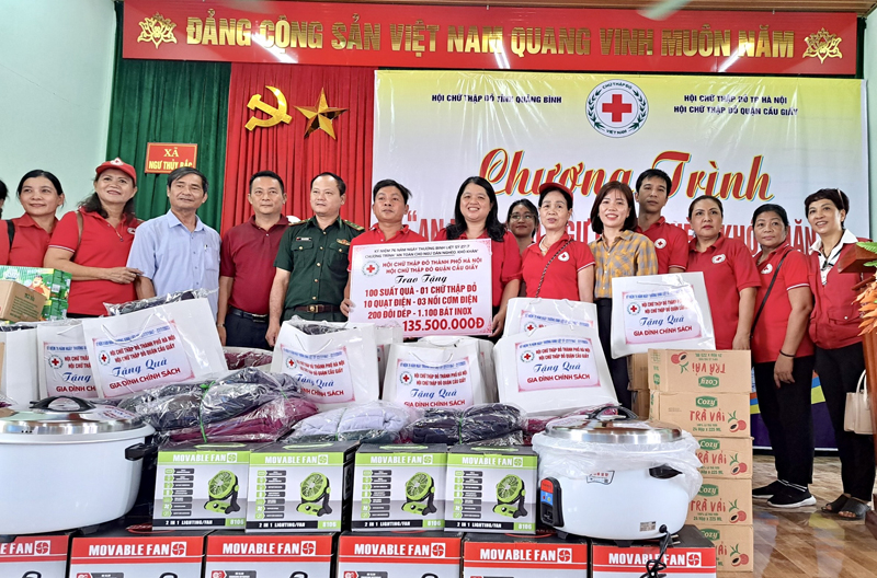 Đại diện Hội CTĐ quận Cầu Giấy và các nhà hảo tâm trao biển tượng trưng số tiền hỗ trợ cho người dân xã Ngư Thủy Bắc.