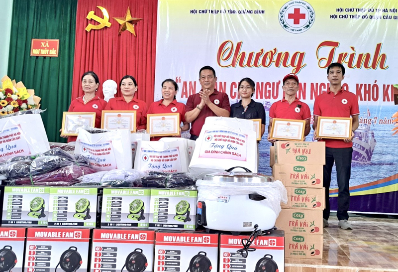 Đại diện lãnh đạo Hội CTĐ tỉnh trao giấy chứng nhận tấm lòng vàng nhân đạo cho Hội CTĐ quận Cầu Giấy và các nhà hảo tâm đồng hành cùng chương trình.