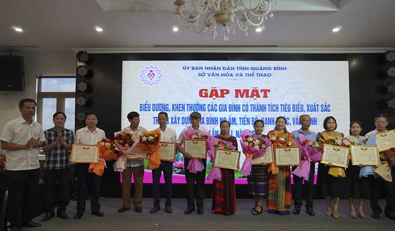 Các gia đình tiêu biểu được Sở Văn hóa - Thể thao tặng giấy khen