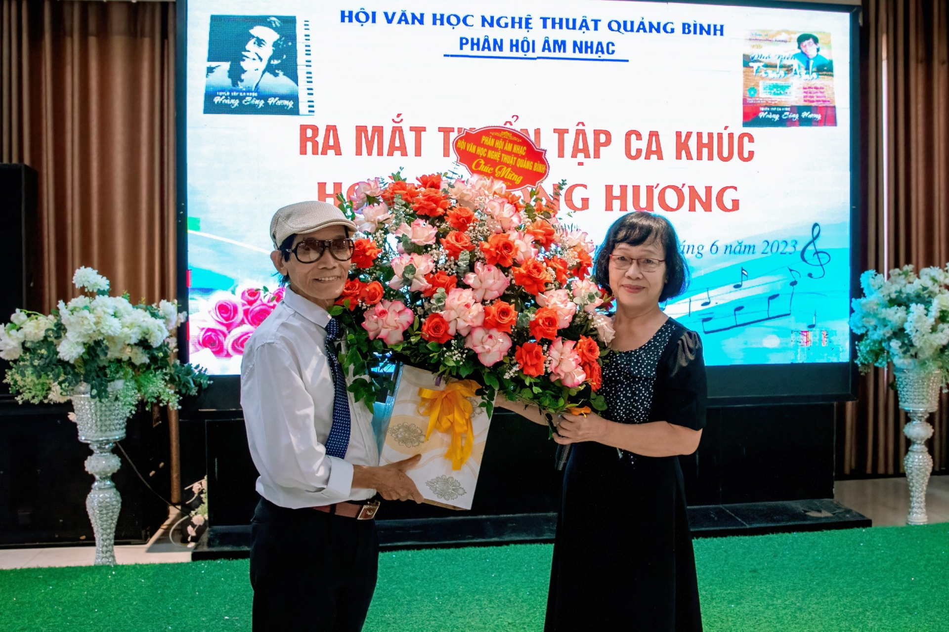 Nhạc sĩ Hoàng Sông Hương trong buổi ra mắt tuyển tập ca khúc. 
