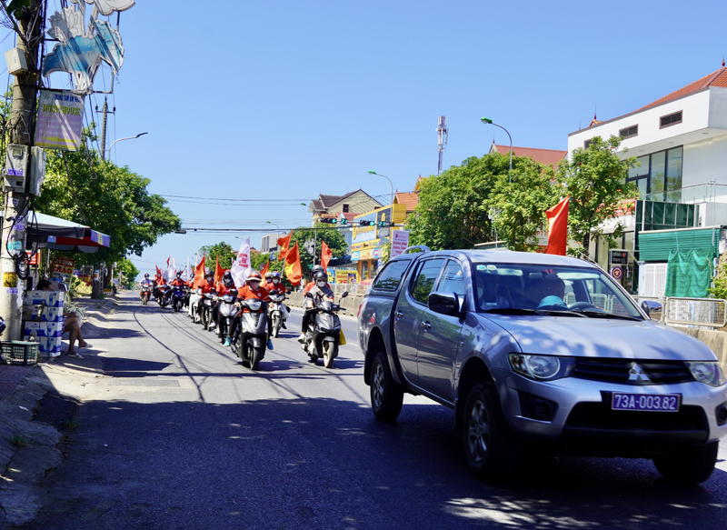 Đoàn diễn hành đi quá các trục đường chính của huyện Quảng Ninh