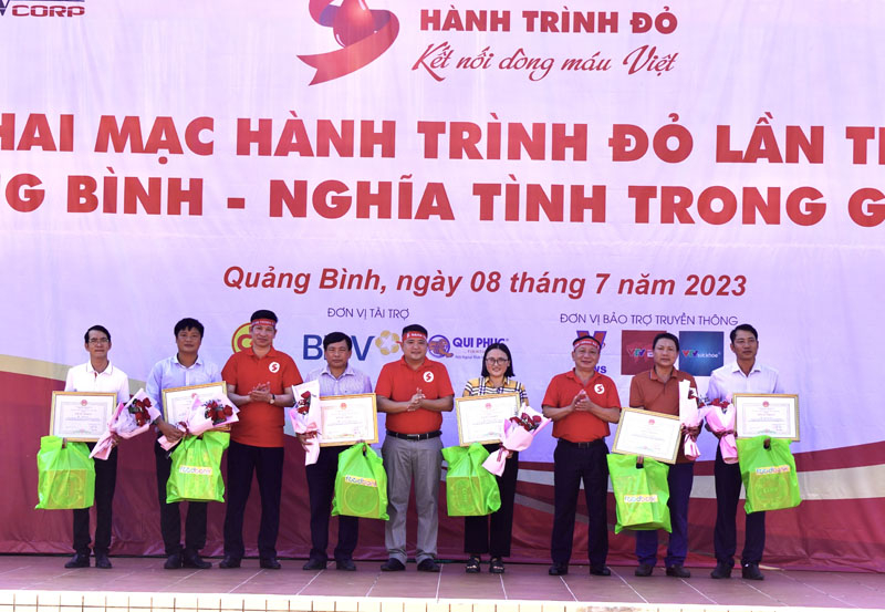Đồng chí Phó Bí thư Thường trực Tỉnh ủy Trần Hải Châu và đồng chí Phó Chủ tịch UBND tỉnh Hồ An Phong trao bằng khen của Chủ tịch UBND tỉnh cho các cá nhân có thành tích xuất sắc trong phong trào HMTN năm 2022.