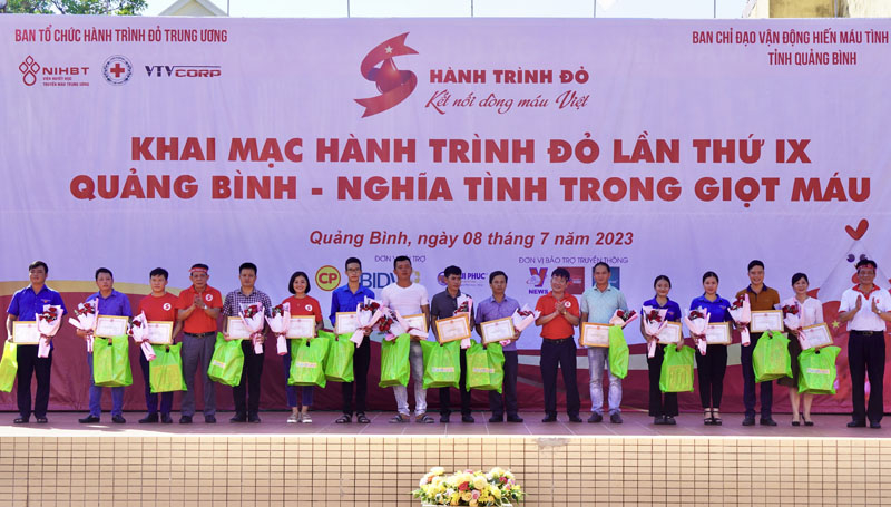 Đại diện lãnh đạo Hội CTĐ tỉnh trao quà của BIDV cho các bệnh nhân tan máu bẩm sinh trên địa bàn huyện Quảng Ninh.