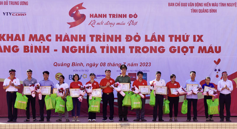 Đại diện lãnh đạo huyện Quảng Ninh trao giấy khen cho các tập thể, cá nhân có thành tích xuất sắc trong phong trào HMTN năm 2022. 