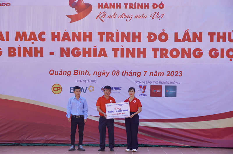 Đại diện lãnh đạo Hội CTĐ tỉnh và Hội CTĐ huyện Quảng Ninh tiếp nhận hỗ trợ từ Công ty TNHH Sản xuất thương mại dịch vụ Quy Phúc.