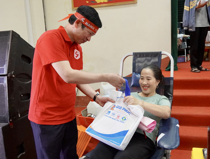 Đồng chí Phó Chủ tịch UBND tỉnh Hồ An Phong tặng quà cho các tình nguyện viên tham gia HMTN tại ngày hội HMTN “Quảng Bình-Nghĩa tình trong giọt máu”.