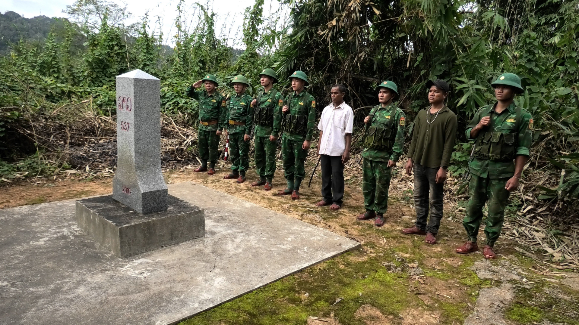 Các chiến sĩ bộ đội Biên phòng và người dân tham gia tuần tra biên giới, bảo vệ mốc quốc giới bên mốc quốc giới số 537.
