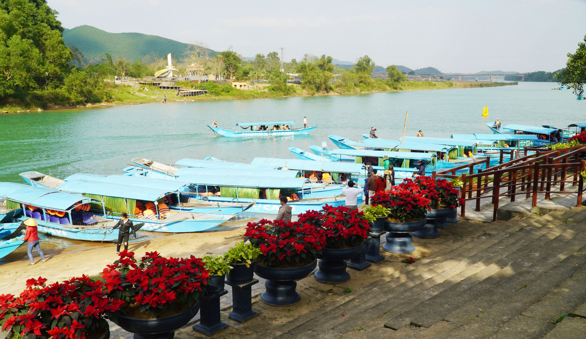 Bến thuyền Phong Nha (Ảnh: T. Hành)