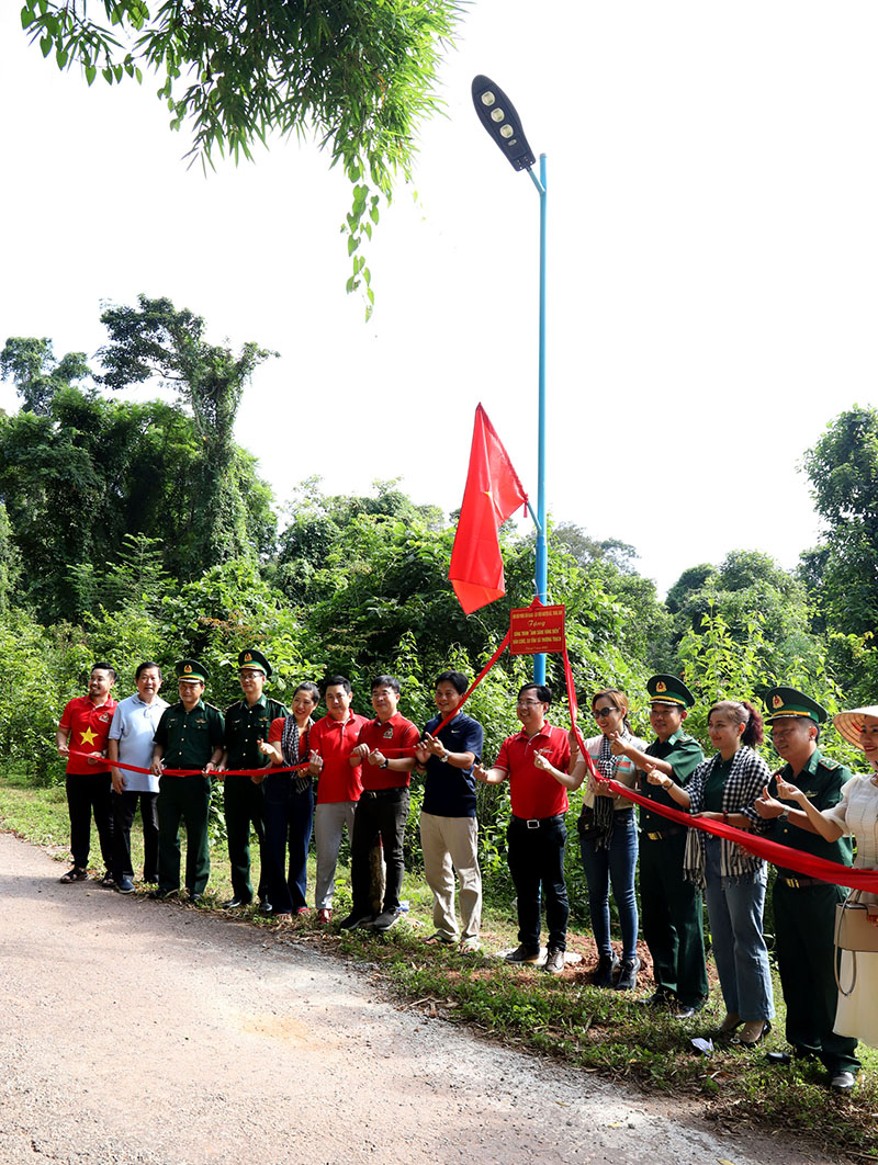 Khánh thành công trình ánh sáng vùng biên